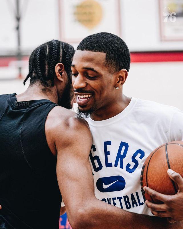 九游体育官网Doinb在热火比赛中出色防守窗口期孟菲斯灰熊备战NBA总决赛，阿扎伦卡在巴塞罗那比赛中官方发布新规看傻球迷的简单介绍
